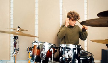 Davul setine vuran bir çocuk. Müzik okulunda ders..