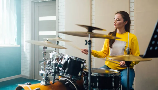 Woman playing music on drum set. — Stock Photo, Image