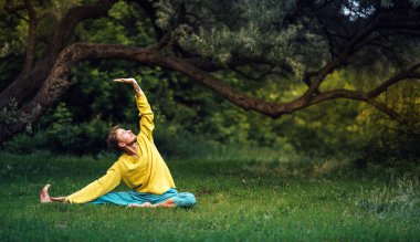 Parivrtta janu sirsasana yapan adam egzersizi bıraktı. Qigong doğası gereği..