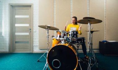 Davul çalan genç bir kadın.