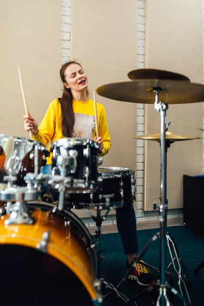 Γυναίκα απολαμβάνει drumming ρυθμικό ρυθμό — Φωτογραφία Αρχείου