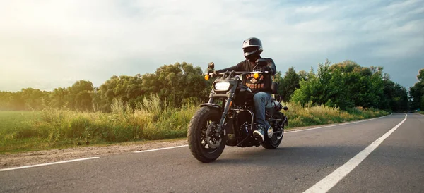 Харли Дэвидсон Толстый Боб 114 2020 водитель мотоцикла едет в одиночку по автостраде. Харьков, Украина-15 июля 2021 года. — стоковое фото