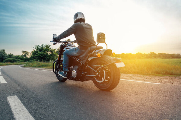 Байкер на Харли Дэвидсон Толстый Боб 114 2020 в движении на пустой дороге. Харьков, Украина-15 июля 2021 года.