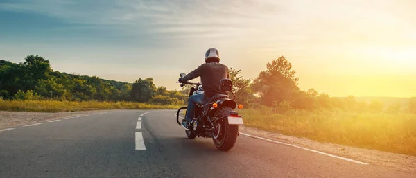 Motorradfahrer fährt auf der Autobahn mit Harley Davidson Fat Bob 114 2020 in Charkiw, Ukraine-15. Juli 2021. — Stockfoto