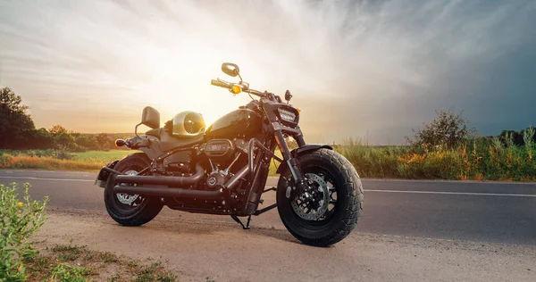 Мотоцикл Harley Davidson Fat Bob 114 2020 стоит на шоссе за городом в Харькове, Украина-15 июля 2021 года. — стоковое фото