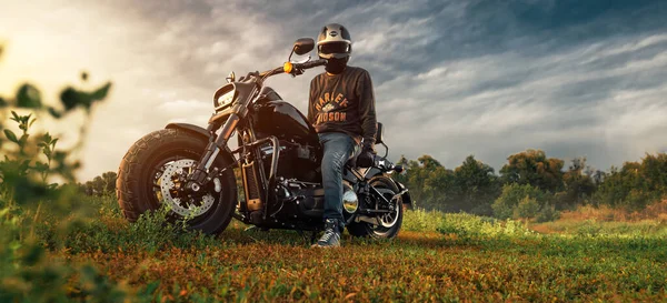 Мотоциклист сидит на Harley Davidson Fat Bob 114 2020 в Харькове, Украина-15 июля 2021 года. — стоковое фото