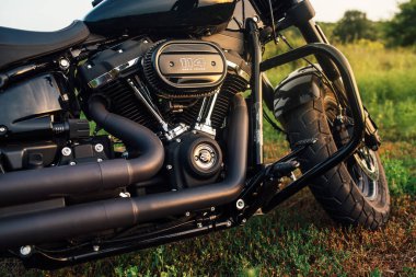 Motosikletli Harley Davidson Şişko Bob 114 2020 sahada. Kharkiv, Ukrayna-15 Temmuz 2021.