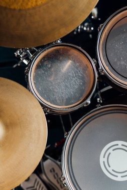 Bateri seti parçası. Yakın çekim. Tom üst görünümünü düzenle.