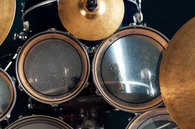 Yüksek ve orta Tom davul seti üst görünümlü. Perküsyon müzik aletleri.
