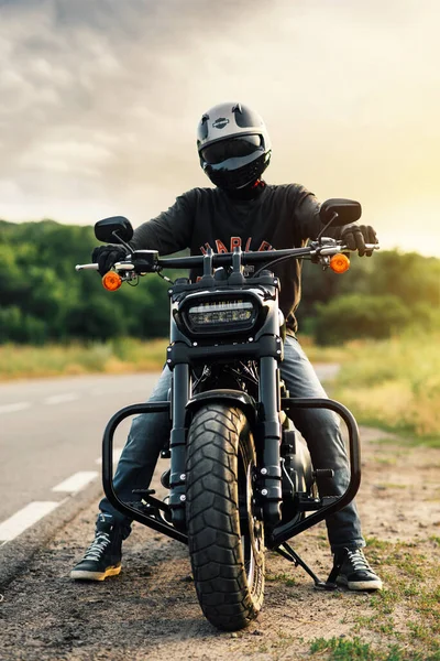 Байкер держит руль мотоцикла Harley Davidson Fat Bob 114 2020. Харьков, Украина-15 июля 2021 года. — стоковое фото