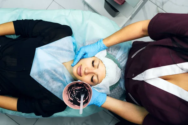 Подготовка к нанесению альгинатной маски. Косметическая процедура омоложения. — стоковое фото