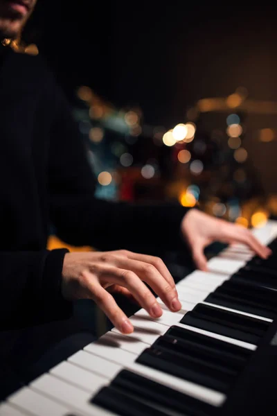 Homme jouant le clavier du synthétiseur gros plan. — Photo