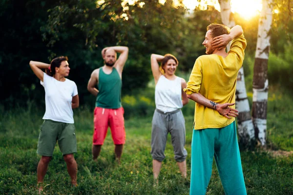 Práctica de qigong de grupo con entrenador en la naturaleza. — Foto de Stock