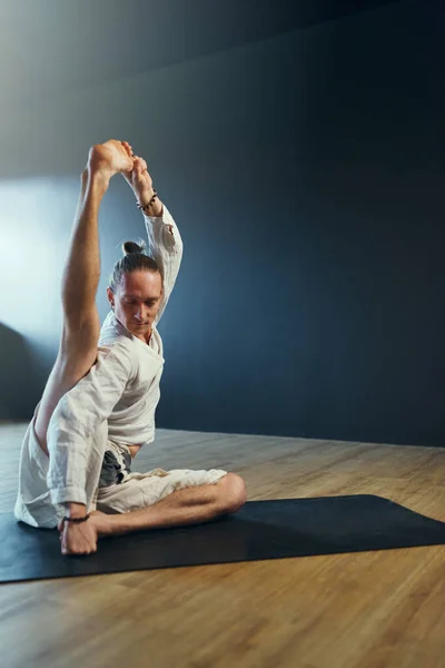Yogi man doing eka pada sirsasana. Yoga practice in the studio. — Stock Photo, Image