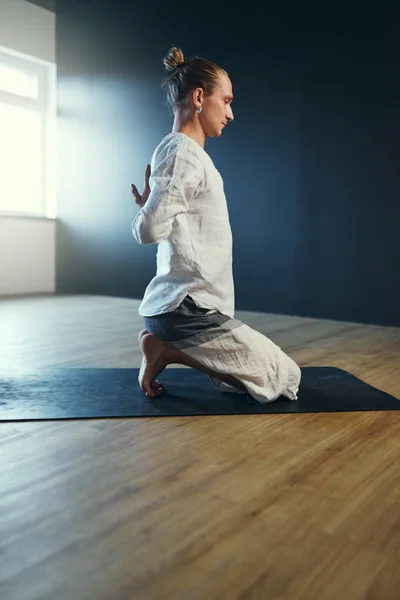 Man doing paschima namaskarasana. Yoga practice in the studio. — Stock Photo, Image