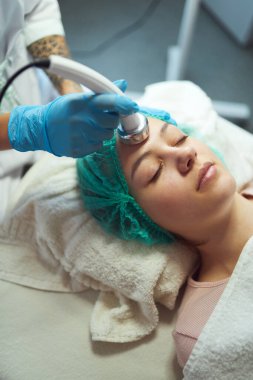 Güzel bir kadın için Phonophoresis yordam.