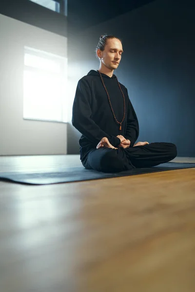 Young yogi man practicing meditation in lotus position. — Stock Photo, Image