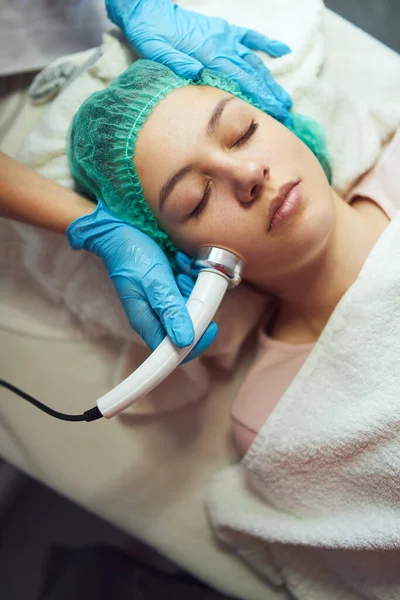 Молодая девушка проходит процедуру ультразвукового фонофореза — стоковое фото