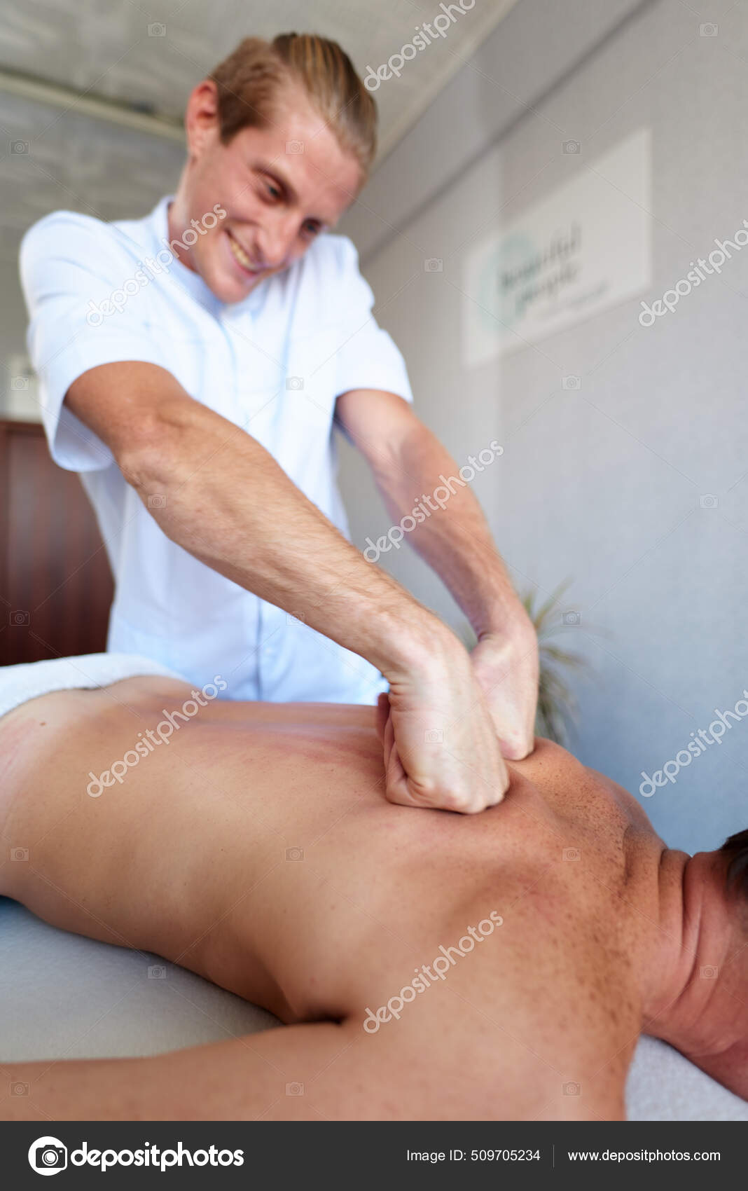 https://st2.depositphotos.com/1655013/50970/i/1600/depositphotos_509705234-stock-photo-man-doing-sport-massage-of.jpg