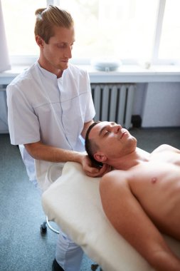 Masadaki bir adam için boyun masajı