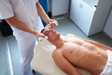 Adam boyun havlusu masajından sonra rahatlıyor.