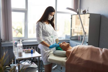 Kozmetik kabinesinde yaşlanmayı önleme prosedürü