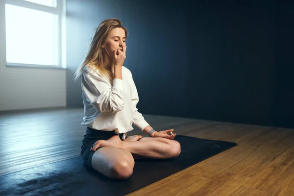 Une femme qui fait un vilain. Pratique du yoga en studio. — Photo