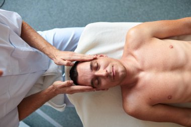 Bir erkek için yüz masajı