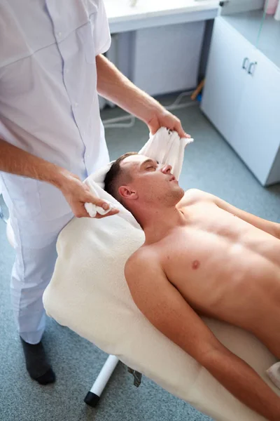 Hombre relajándose de un masaje en la cabeza con toalla — Foto de Stock