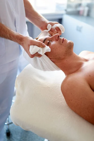 Hombre recibiendo masaje en el cuello con una toalla — Foto de Stock