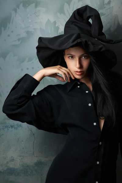 Девушка в костюме ведьмы сексуально выглядит — стоковое фото