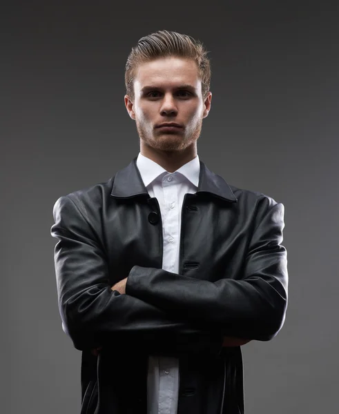 Homme sérieux dans un manteau en cuir — Photo