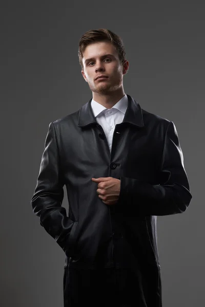 Homem sério em um casaco de couro — Fotografia de Stock