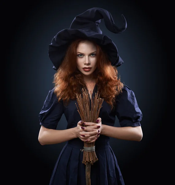 Kızıl saçlı kız güzel bir kostüm cadı