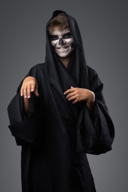 Teen siyah pelerin kafamda makyaj ile gülüyor