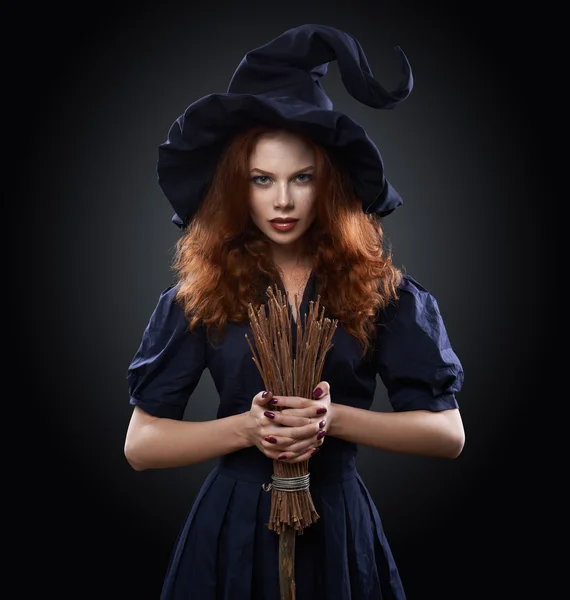 Belle fille aux cheveux roux dans une sorcière costume — Photo