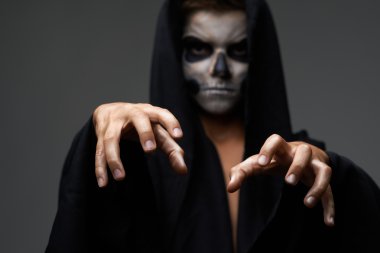 Teen makyaj kafatası cape ile kapmak istiyor