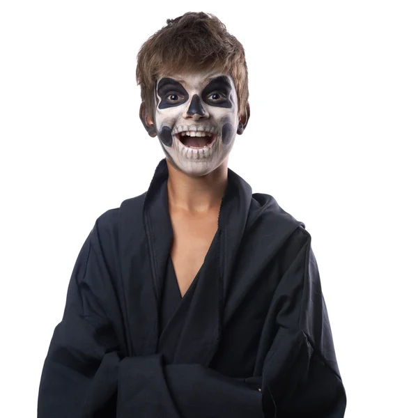 Tiener met make-up van schedel in zwarte mantel lacht — Stockfoto