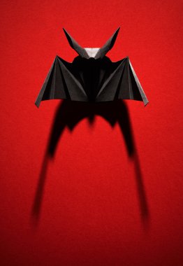 kırmızı bir arka plan üzerinde Origami bat