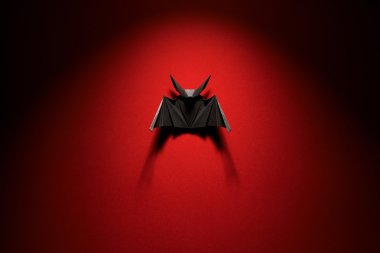 kırmızı bir arka plan üzerinde Origami bat