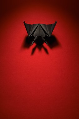 kırmızı bir arka plan üzerinde Origami bat