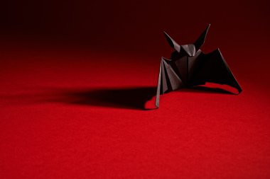 kırmızı bir arka plan üzerinde Origami bat