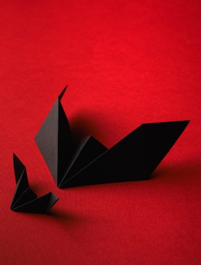 kırmızı bir arka plan üzerinde Origami bat