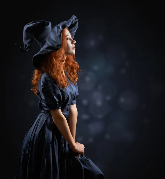 Kızıl saçlı kız güzel bir kostüm cadı