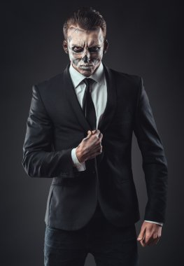 Portre seriousbusinessman makyaj iskelet