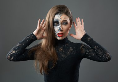 Makyaj iskelet ile sürpriz kadın