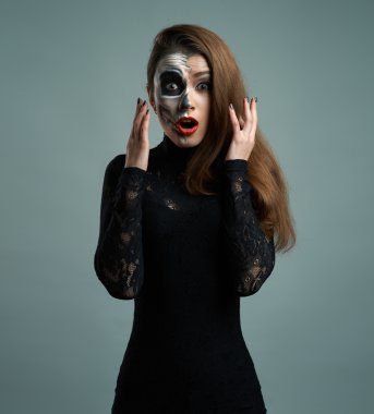 Makyaj iskelet şaşkın olan güzel kadın