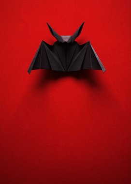 kırmızı bir arka plan üzerinde Origami bat