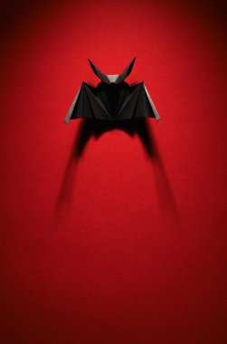 kırmızı bir arka plan üzerinde Origami bat