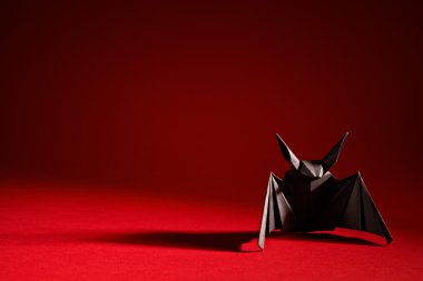 kırmızı bir arka plan üzerinde Origami bat